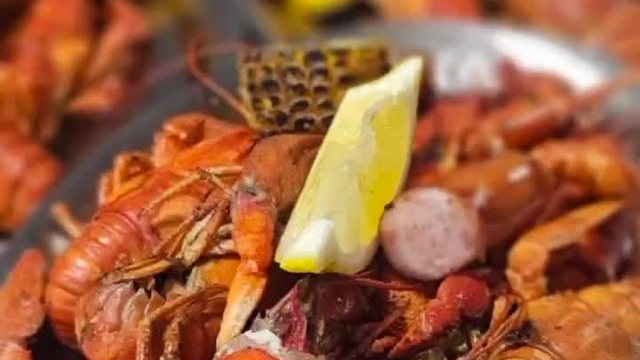 Раки, приготовленные в казане на живом огне, с кукурузой на гриле — раковарка в баре «Штопор и Кран» в Казани
