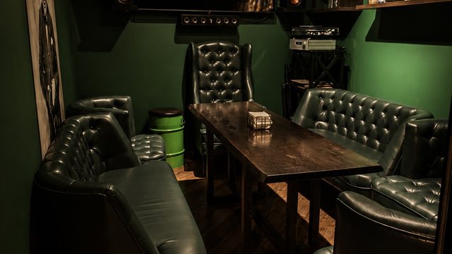VIP-комната бара «Штопор и Кран» в Казани: кожаные диваны и длинный общий стол, за которым отмечают дни рождения