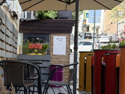 Вход в бар «Штопор и Кран» с неоновой вывеской и стендом с меню, Университетская улица, 11/46, Казань