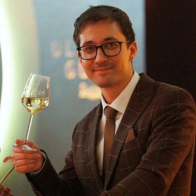 Рафаэль Гисматуллин, бренд-сомелье и ведущий гастрономического ужина в баре «Штопор и Кран»
